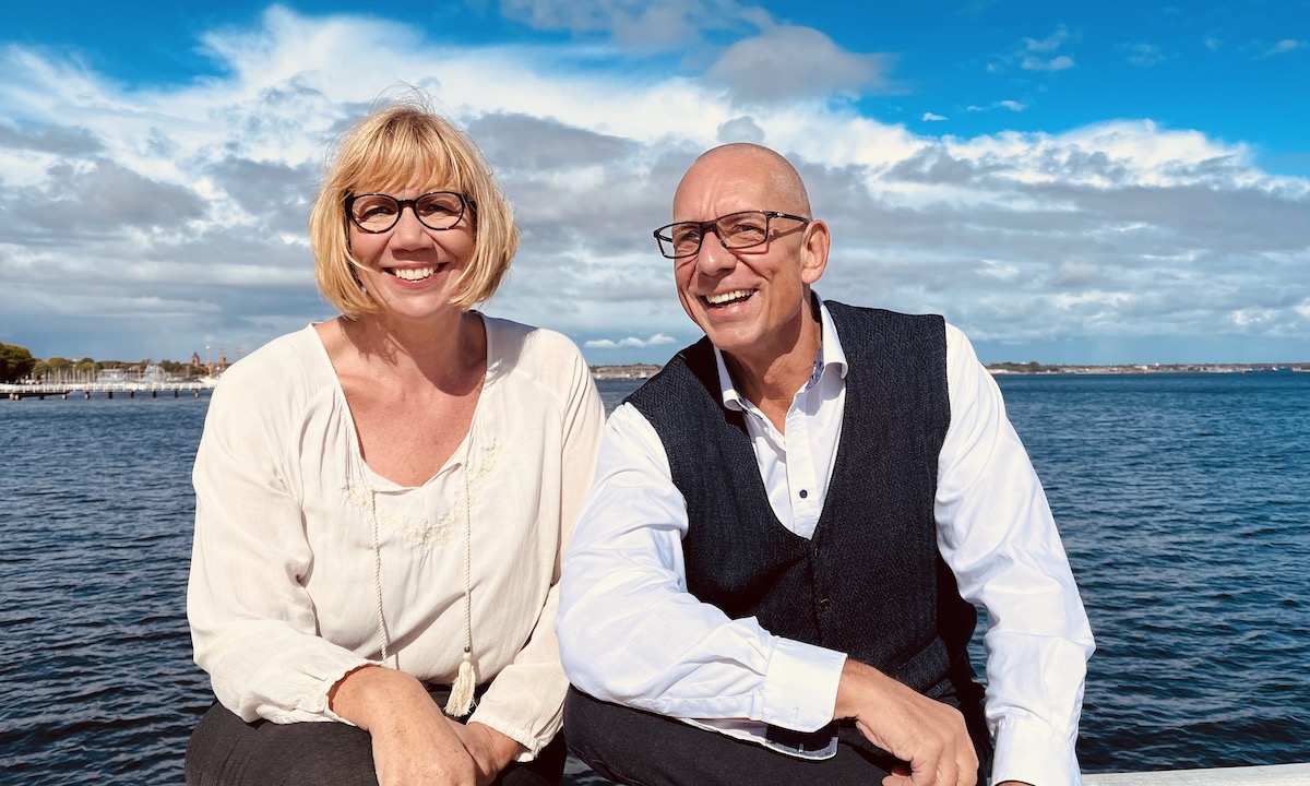 Das Team von keller ! consulting sitzt auf einem Steg am Meer