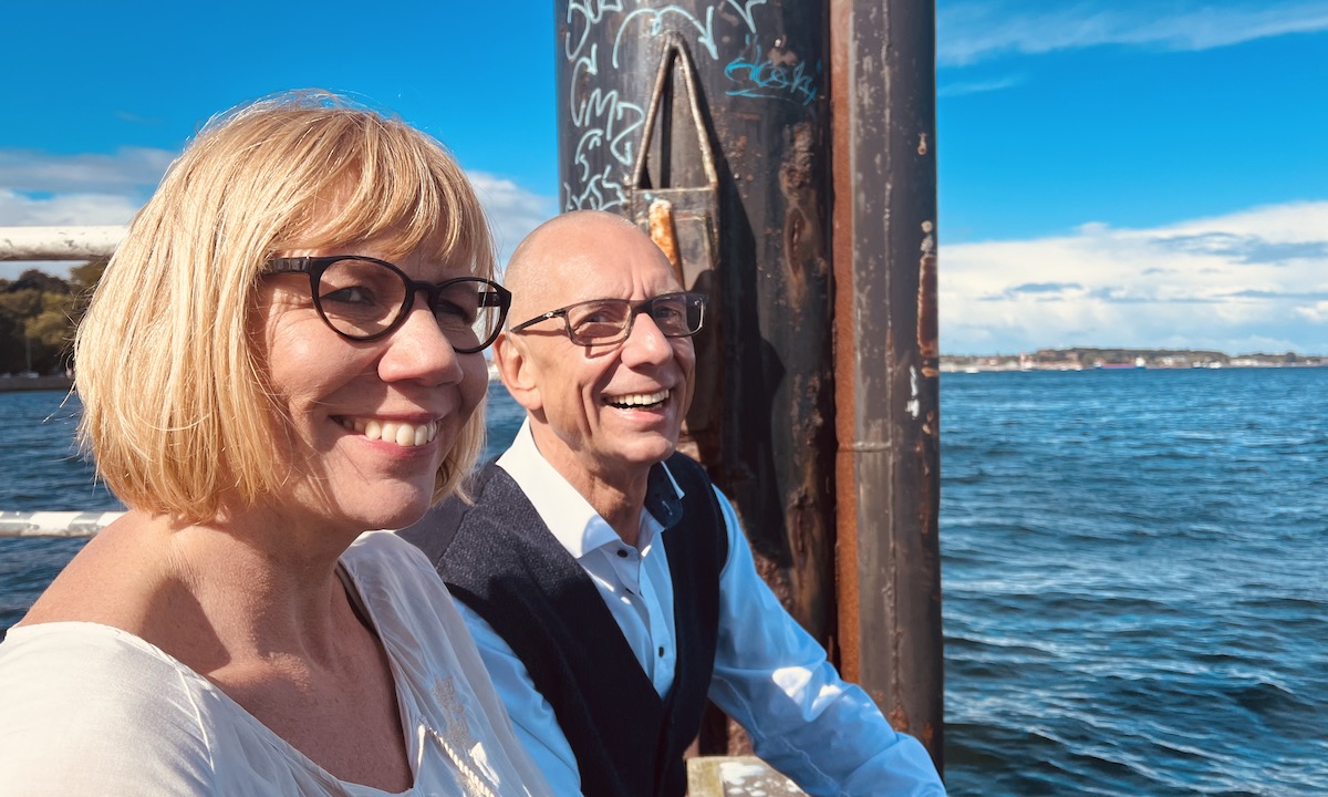 Das Team von keller ! consulting sitzt auf einem Steg am Meer