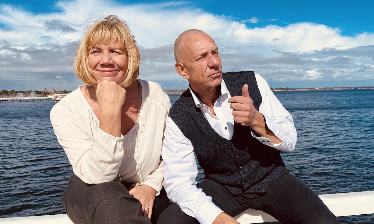Das Team von keller ! consulting sitzt auf einem Steg am Meer